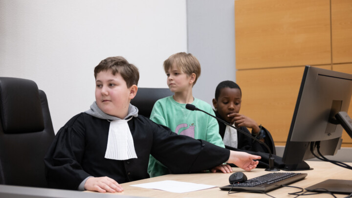 Actiefoto leerlingen op bezoek rechtbank Noord Nederland