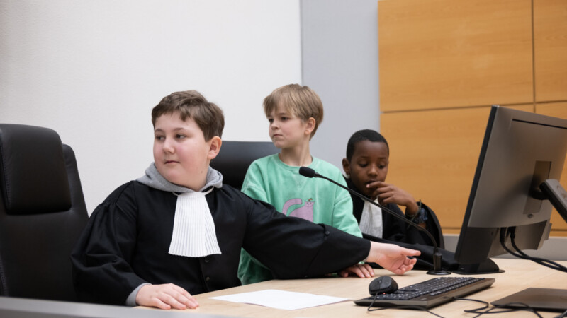 Actiefoto leerlingen op bezoek rechtbank Noord Nederland